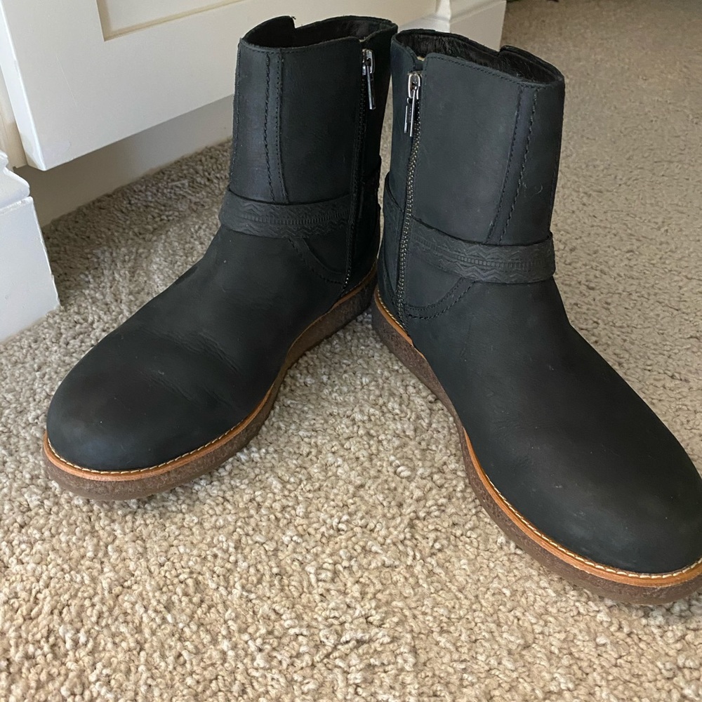 UGG Camren Short Black Boot